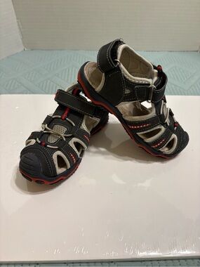 Apakowa Kids Closed Toe Sandals EU Size 28 US Size 11 (Little Kids) Gray/Black